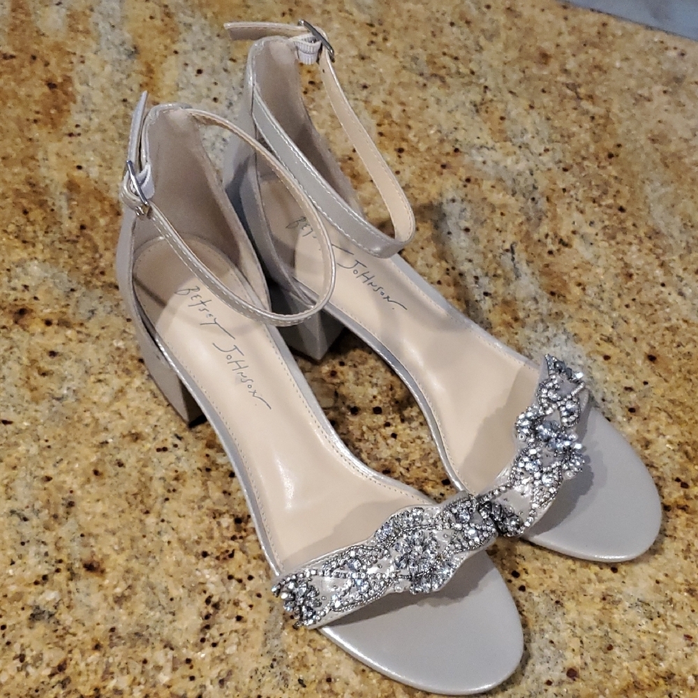 Betsey Johnson Women's Sb-Mel Heeled Sandal In Ivory Sz 10